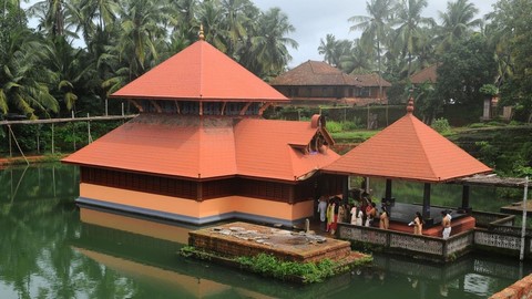 アナンタプラ湖上寺院　