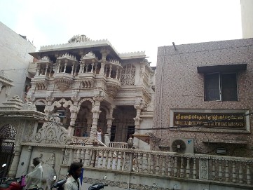 गुजराती श्वेतांबर मूर्तिपूजक जैन मंदिर 