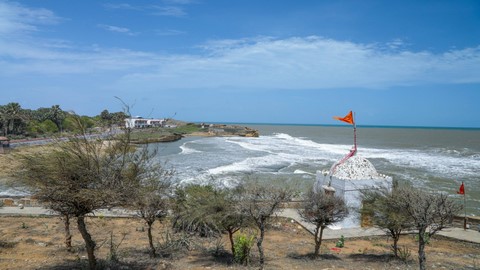 जालंधर मंदिर और बीच 