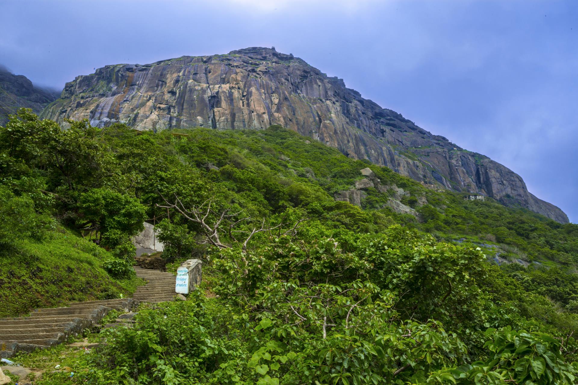 Girnar Höhle und und Tempel 