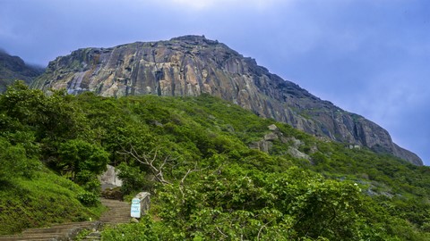 Girnar Höhle und und Tempel 