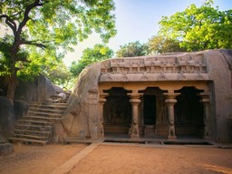 バラハ洞穴寺院